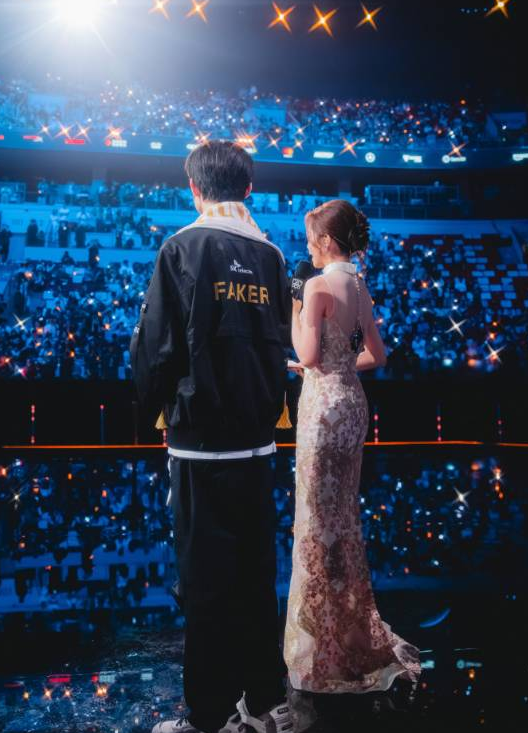 《英雄联盟》美女主持希然告别S15！恭喜T1三连冠