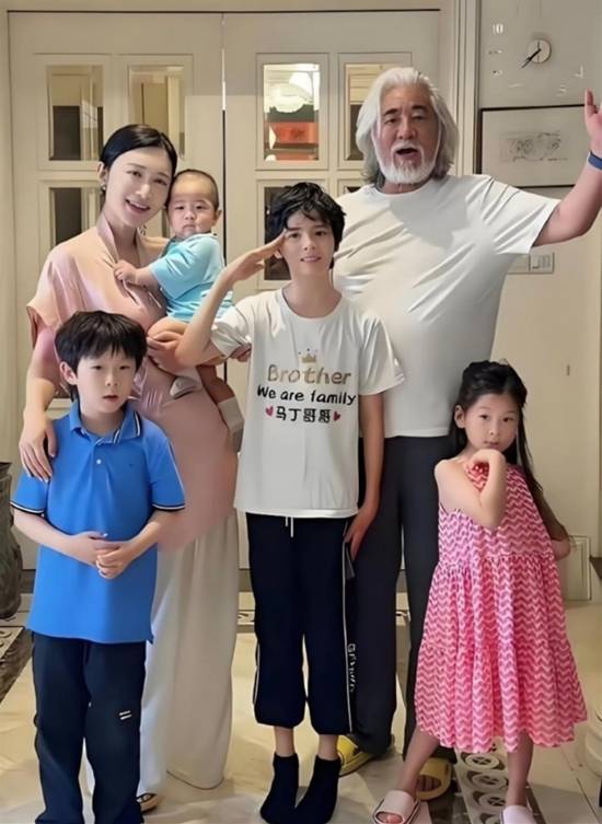 张纪中妻44岁备孕五胎